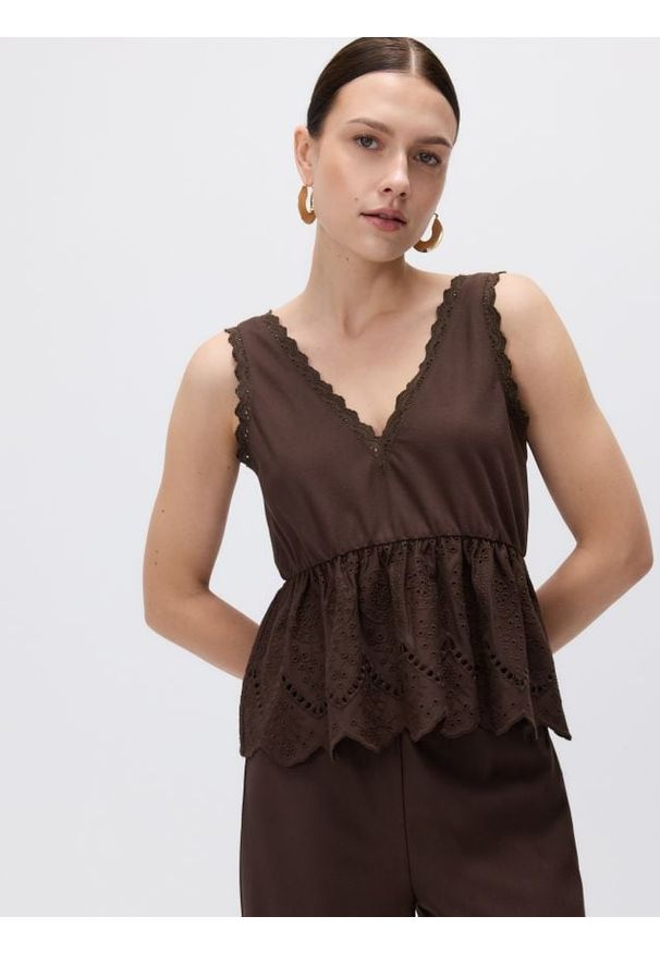 Reserved - Bluzka z ażurową baskinką - ciemnobrązowy. Kolor: brązowy. Materiał: wiskoza. Wzór: ażurowy