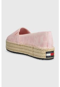 Tommy Jeans espadryle LOGOMANIA ESPADRILLE kolor różowy na platformie EN0EN02079. Nosek buta: okrągły. Kolor: różowy. Materiał: poliester, materiał, guma. Wzór: gładki. Obcas: na platformie #2
