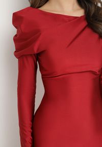 Born2be - Czerwona Dopasowana Sukienka z Rozcięciem i Asymetrycznym Dekoltem Ravielis. Okazja: na imprezę. Kolor: czerwony. Długość rękawa: długi rękaw. Typ sukienki: asymetryczne. Styl: elegancki, klasyczny #6
