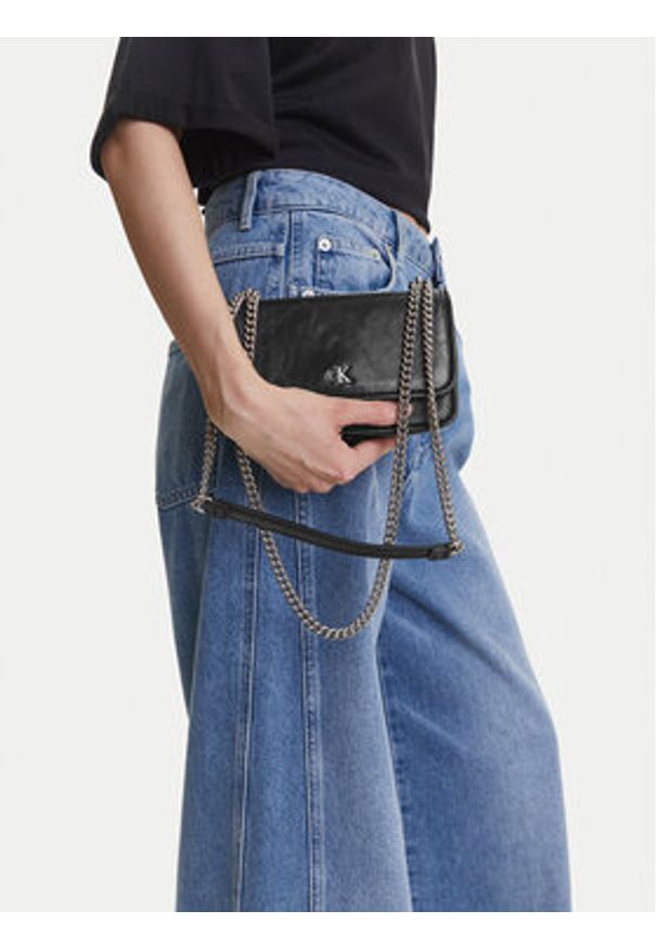 Calvin Klein Jeans Torebka Chain Mini Ew Flap LV04K3085G Czarny. Kolor: czarny. Materiał: skórzane