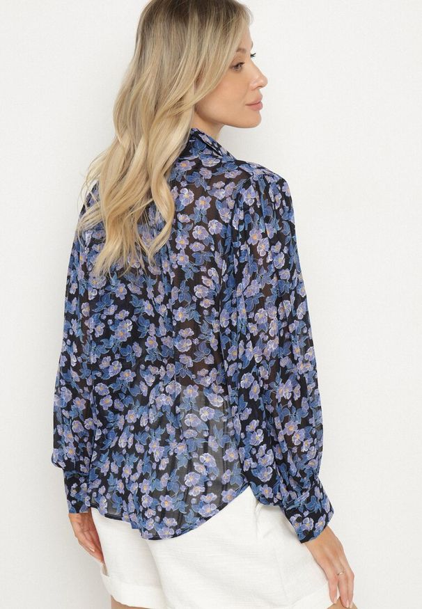 Born2be - Czarna Koszula w Kwiatowy Print Divocca. Okazja: na co dzień. Typ kołnierza: kołnierzyk klasyczny. Kolor: czarny. Materiał: jeans. Długość rękawa: długi rękaw. Długość: długie. Wzór: kwiaty, nadruk. Styl: klasyczny, elegancki, casual