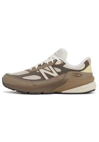 Buty unisex New Balance U990SG6 – beżowe. Kolor: beżowy. Materiał: syntetyk, materiał, zamsz, guma. Szerokość cholewki: normalna. Sport: bieganie #3
