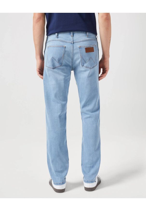 Wrangler - WRANGLER MĘSKIE SPODNIE REGULAR FIT DESERT OASIS 112351219 W154017980. Okazja: na spacer. Sezon: lato. Styl: elegancki