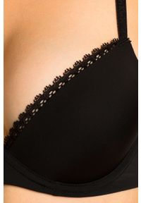 Calvin Klein Underwear - Biustonosz CustomizedLlift. Kolor: czarny. Rodzaj stanika: wyściełane miseczki, różne sposoby noszenia, biustonosz z fiszbinami, odpinane ramiączka #2