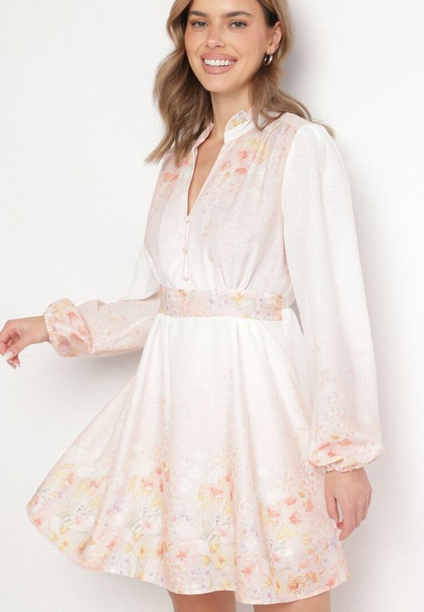 Born2be - Różowa Sukienka w Kwiaty o Rozkloszowanym Kroju z Bufiastymi Rękawami Tulhira. Okazja: na co dzień. Typ kołnierza: kołnierz z falbankami, dekolt w serek. Kolor: różowy. Wzór: kwiaty. Sezon: wiosna, lato. Styl: casual, elegancki