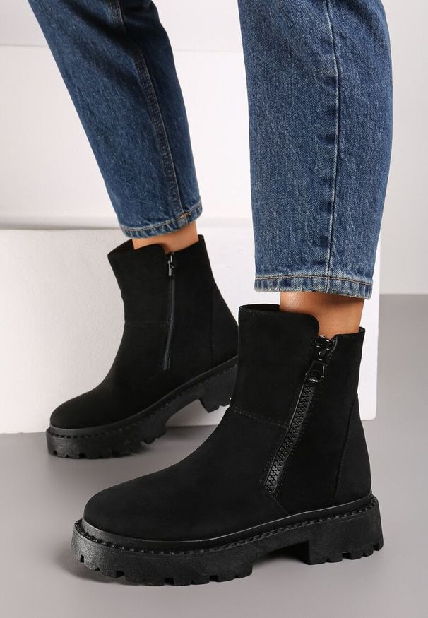 Renee - Czarne Botki z Ekozamszu na Platformie z Ozdobnym Suwakiem z Boku Tarienne. Kolor: czarny. Materiał: jeans. Wzór: aplikacja. Obcas: na platformie. Wysokość obcasa: średni