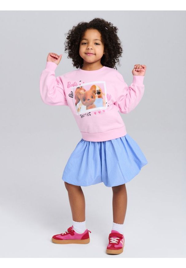 Sinsay - Dresowa bluza crewneck z nadrukiem Barbie - różowy. Kolor: różowy. Materiał: dresówka. Wzór: nadruk