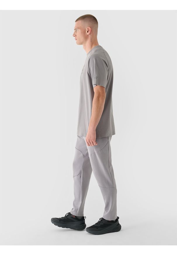4f - 4F Spodnie dresowe męskie 4F x Robert Lewandowski - szare M. Kolor: szary. Materiał: dresówka. Wzór: nadruk, gładki, ze splotem