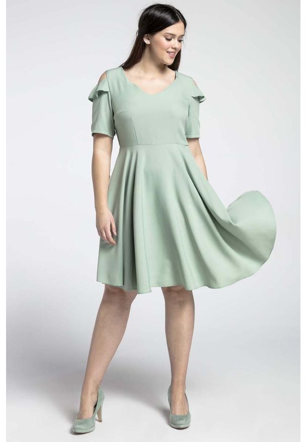 Nommo - Zielona Kobieca Rozkloszowana Sukienka z Wycięciem na Ramieniu PLUS SIZE. Kolekcja: plus size. Kolor: zielony. Materiał: poliester, wiskoza. Typ sukienki: dla puszystych
