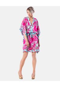 COSEL - Sukienka o kroju kimona Punta Cana. Kolor: różowy, wielokolorowy, fioletowy. Materiał: wiskoza, satyna. Sezon: lato. Styl: wakacyjny. Długość: mini #5