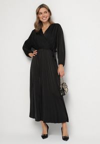 Born2be - Czarna Sukienka Maxi z Gumką w Pasie i Kopertowym Dekolcie Bertrama. Typ kołnierza: dekolt kopertowy. Kolor: czarny. Materiał: materiał. Typ sukienki: kopertowe. Długość: maxi #3