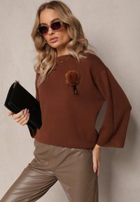 Renee - Brązowy Sweter Ozdobiony Pluszową Broszką Carrei. Kolor: brązowy. Wzór: aplikacja. Sezon: jesień, zima #2