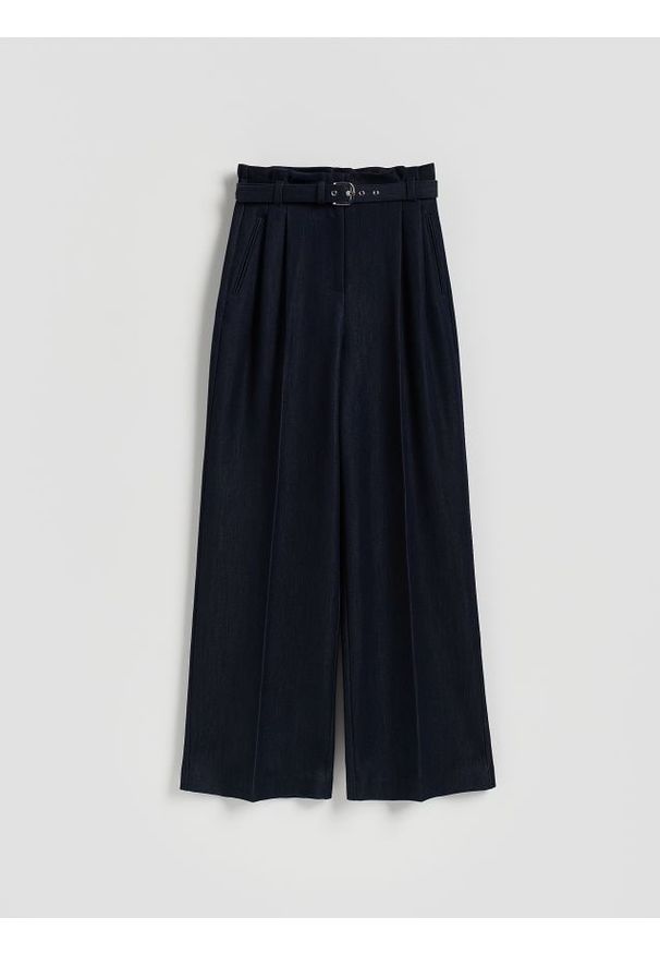 Reserved - Szerokie spodnie z paskiem - granatowy. Kolor: niebieski. Materiał: wiskoza, tkanina