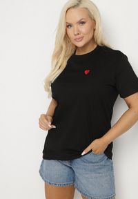 Born2be - Czarny Bawełniany T-shirt Ozdobiony Sercem Tolianee. Okazja: na co dzień. Kolor: czarny. Materiał: bawełna. Wzór: aplikacja. Styl: klasyczny, casual #5