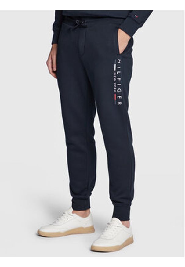 TOMMY HILFIGER - Tommy Hilfiger Dres New York MW0MW29730 Granatowy Regular Fit. Kolor: niebieski. Materiał: bawełna, dresówka