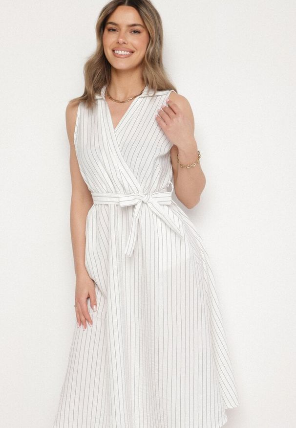 Born2be - Biała Sukienka o Koszulowym Kroju Bez Rękawów z Wiązanym Paskiem Liriora. Okazja: na co dzień. Typ kołnierza: dekolt w kształcie V. Kolor: biały. Długość rękawa: bez rękawów. Typ sukienki: koszulowe. Styl: casual, klasyczny