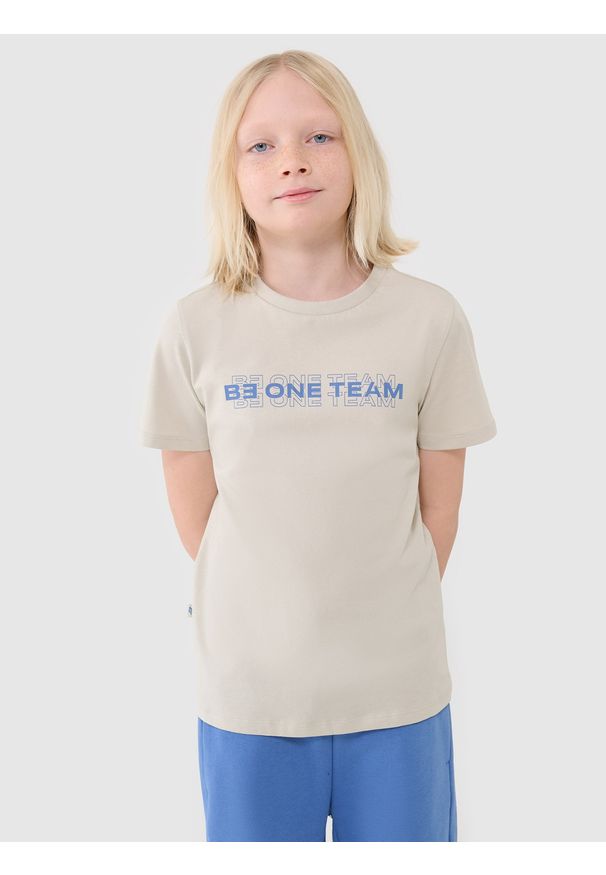 4f - 4F T-shirt z nadrukiem chłopięcy - beżowy 146 (10-11 lat). Okazja: na co dzień. Kolor: beżowy. Materiał: dzianina, bawełna, jersey. Długość rękawa: krótki rękaw. Długość: krótkie. Wzór: nadruk. Sezon: lato. Styl: klasyczny, sportowy, casual