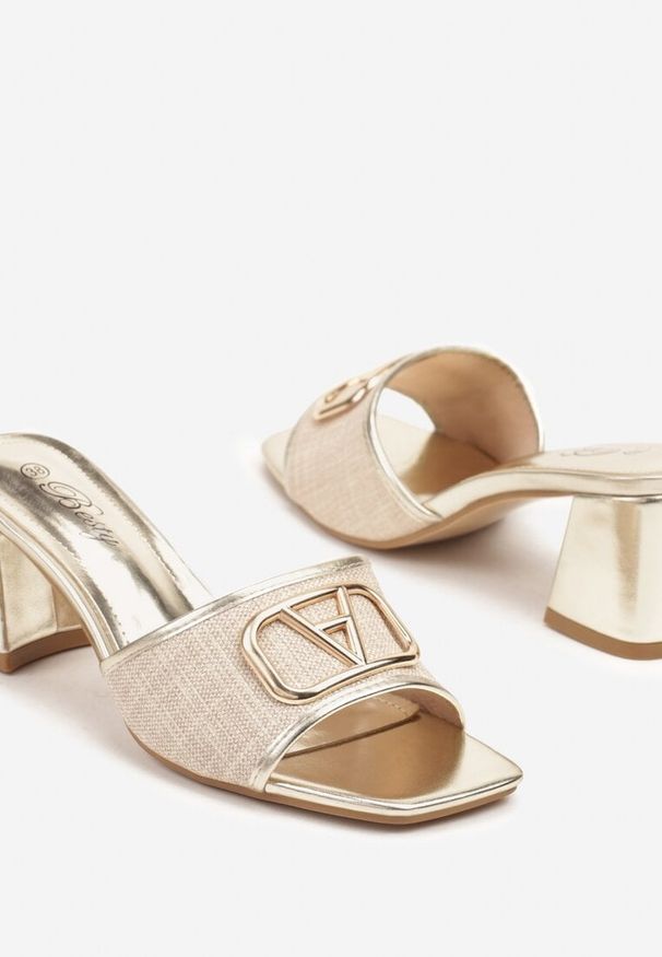 Born2be - Złote Eleganckie Klapki na Słupku Zdobione Metaliczną Aplikacją Tillindira. Nosek buta: otwarty. Kolor: złoty. Materiał: jeans. Wzór: aplikacja. Sezon: lato. Obcas: na słupku. Styl: elegancki