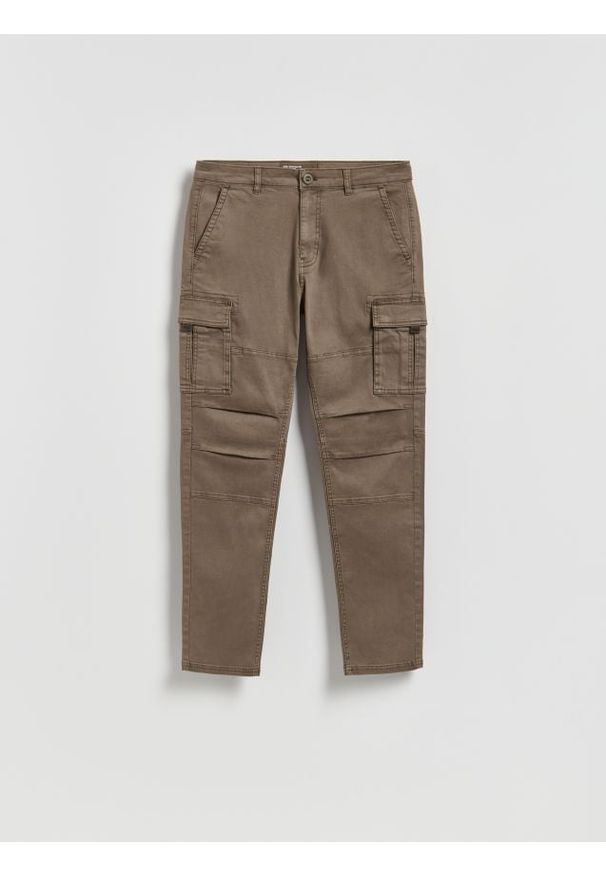 Reserved - Spodnie cargo slim fit - brązowy. Kolor: brązowy. Materiał: tkanina, bawełna