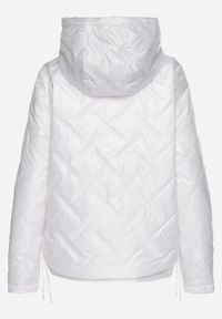 Born2be - Biała Kurtka Pikowana z Odpinanym Kapturem i Ściągaczami po Bokach Nusarianis. Okazja: na co dzień, na spacer. Kolor: biały. Materiał: jeans. Długość rękawa: długi rękaw. Długość: długie. Styl: casual, elegancki #5