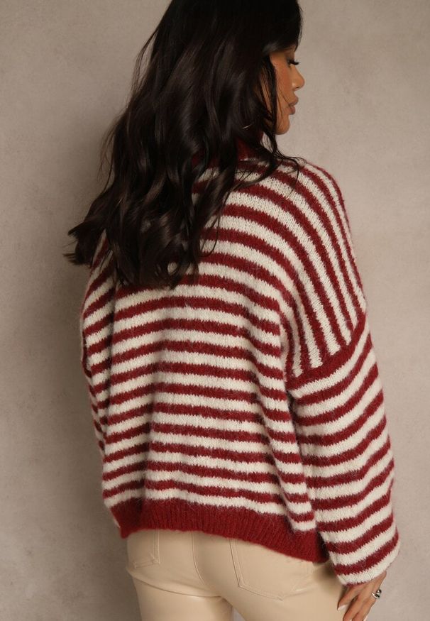 Renee - Bordowy Golf z Dodatkiem Wełny Ozdobiony Paskami Monarria. Okazja: na co dzień. Typ kołnierza: golf. Kolor: czerwony. Materiał: wełna. Wzór: aplikacja. Styl: elegancki, casual