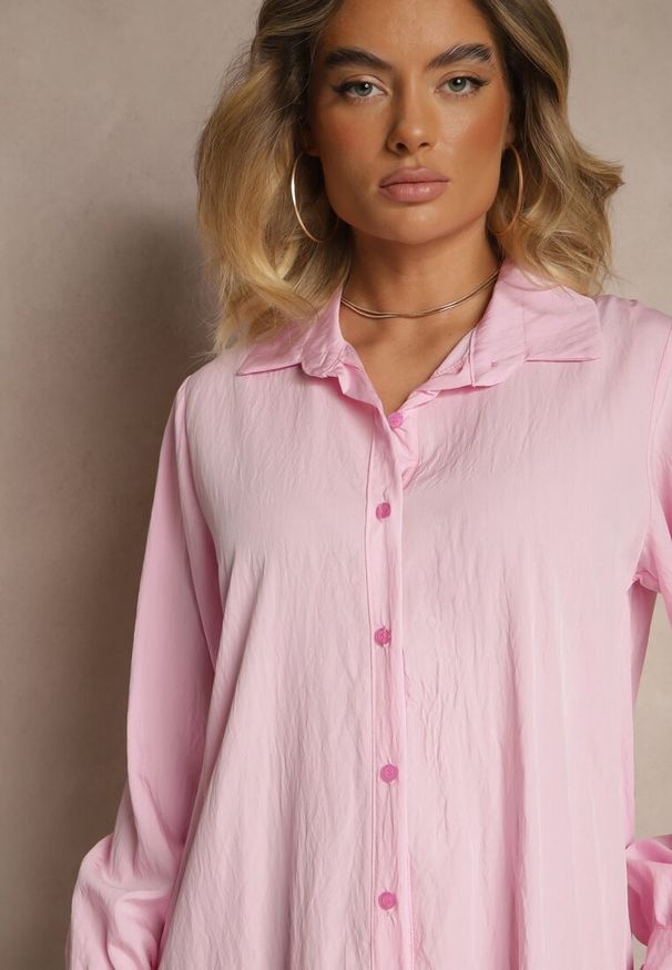 Renee - Różowa Koszulowa Sukienka z Wiskozą Zakończona Falbanką Tirzedi. Okazja: na co dzień. Kolor: różowy. Materiał: wiskoza. Długość rękawa: długi rękaw. Typ sukienki: koszulowe. Styl: elegancki, klasyczny, casual