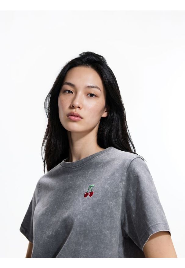 Reserved - Bawełniany T-shirt z haftem - inny. Materiał: bawełna. Wzór: haft