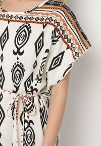 Born2be - Biała Pudełkowa Sukienka z Wiskozy w Etniczny Wzór Mirosela. Okazja: na co dzień. Kolor: biały. Materiał: wiskoza. Długość rękawa: krótki rękaw. Styl: elegancki, casual, klasyczny #4