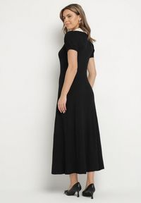 Born2be - Czarna Rozkloszowana Sukienka Retro z Wiskozy z Guzikami i Kołnierzykiem Andival. Okazja: na co dzień. Typ kołnierza: kołnierzyk klasyczny. Kolor: czarny. Materiał: wiskoza. Długość rękawa: krótki rękaw. Wzór: ażurowy, aplikacja. Typ sukienki: proste. Styl: retro #7