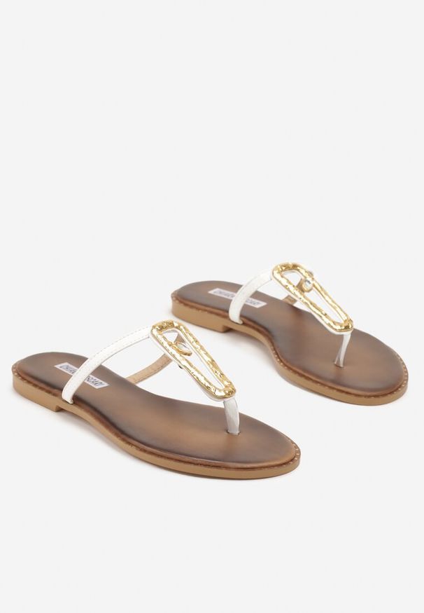 Born2be - Białe Japonki z Metalową Ozdobą Delorne. Okazja: na co dzień. Kolor: biały. Wzór: aplikacja. Sezon: lato. Styl: elegancki, casual, klasyczny