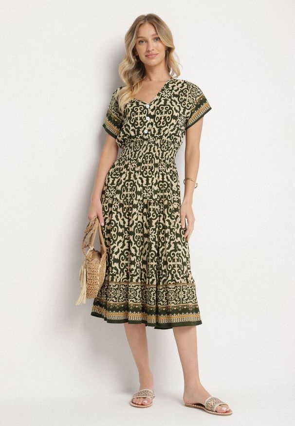 Born2be - Zielono-Beżowa Bawełniana Sukienka z Gumką w Talii i Guzikami Natiflione. Okazja: na co dzień. Typ kołnierza: dekolt w kształcie V. Kolor: zielony. Materiał: bawełna. Typ sukienki: rozkloszowane, oversize. Styl: elegancki, klasyczny, casual