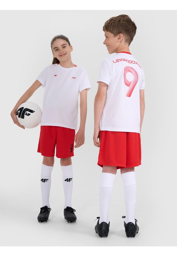4f - 4F Spodenki sportowe dziecięce 4F JUNIOR x Robert Lewandowski - czerwone 134/140 (8-10 lat). Kolor: czerwony. Materiał: dzianina, włókno, materiał, syntetyk. Długość: długie. Wzór: nadruk. Sezon: lato. Styl: sportowy