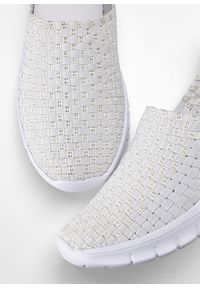 bonprix - Wygodne buty wsuwane na elastycznej podeszwie. Okazja: na co dzień. Zapięcie: bez zapięcia. Kolor: biały. Materiał: materiał #2