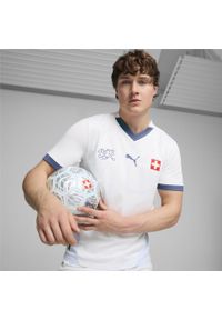 Puma - Męska, wyjazdowa koszulka reprezentacji Szwajcarii w piłce nożnej 2024 PUMA. Kolor: niebieski, wielokolorowy, biały. Sport: piłka nożna