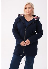 Moda Size Plus Iwanek - Granatowa bluza z kapturem Flora PLUS SIZE XXL OVERSIZE. Okazja: na co dzień, na spacer. Typ kołnierza: kaptur. Kolekcja: plus size. Kolor: niebieski. Długość: krótkie. Wzór: kwiaty. Materiał: dresówka, materiał, bawełna, tkanina, dzianina, elastan. Sezon: jesień, lato, wiosna, zima. Styl: klasyczny, casual