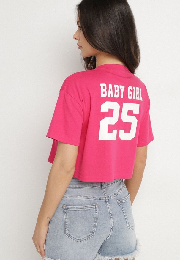 Born2be - Fuksjowy Bawełniany T-shirt Oversize o Krótkim Kroju Zariona. Okazja: na co dzień. Kolor: różowy. Materiał: bawełna. Długość: krótkie. Wzór: aplikacja. Styl: elegancki, klasyczny, casual