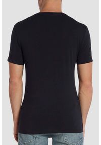 Guess - GUESS Granatowy męski t-shirt z małym logo. Okazja: na co dzień. Typ kołnierza: dekolt w serek. Kolor: niebieski. Materiał: bawełna, elastan. Długość rękawa: krótki rękaw. Długość: krótkie. Styl: elegancki, casual