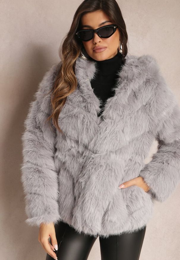 Renee - Szara Kurtka z Futerkiem i Kapturem Haiattas. Kolor: szary. Materiał: futro. Wzór: aplikacja