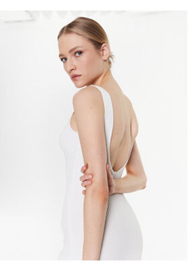 MMC STUDIO - MMC Studio Sukienka dzianinowa Light Skin Écru Slim Fit. Materiał: wiskoza