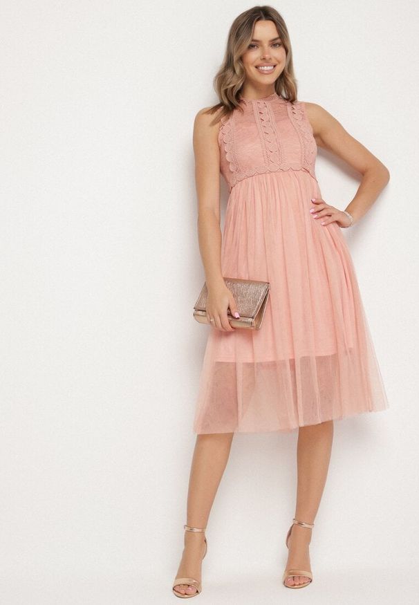 Born2be - Ciemnoróżowa Koronkowa Sukienka Midi z Rozkloszowanym Dołem z Tiulu Peirene. Kolor: różowy. Materiał: tiul, koronka. Wzór: aplikacja. Długość: midi