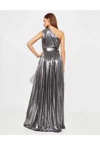 RETROFETE - Metaliczna sukienka maxi Andrea. Kolor: srebrny. Materiał: materiał. Typ sukienki: asymetryczne. Styl: elegancki. Długość: maxi #4