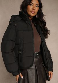 Renee - Czarna Kurtka Puffer z Pikowanymi Przeszyciami i Odpinanym Kapturem Gallerea. Okazja: na spacer, na co dzień. Kolor: czarny. Materiał: poliester, dzianina, zamsz, jeans. Styl: casual, sportowy