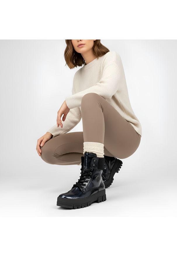 Botki damskie Rieker, na grubej platformie i ocieplane futerkiem, czarne, Y0220-14. Okazja: na co dzień, na spacer. Zapięcie: sznurówki. Kolor: niebieski. Materiał: futro, lakier. Szerokość cholewki: normalna. Sezon: zima. Obcas: na platformie. Styl: casual