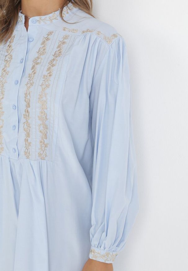 Born2be - Niebieska Pudełkowa Sukienka Mini z Ozdobnym Haftem Rosenwyn. Kolor: niebieski. Długość rękawa: długi rękaw. Wzór: haft. Długość: mini