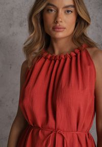 Renee - Czerwona Sukienka Bez Rękawów z Wiskozy z Ozdobnym Dekoltem i Wiązaniem w Talii Azeira. Okazja: na co dzień. Kolekcja: plus size. Kolor: czerwony. Materiał: wiskoza. Długość rękawa: bez rękawów. Typ sukienki: dla puszystych. Styl: casual #3