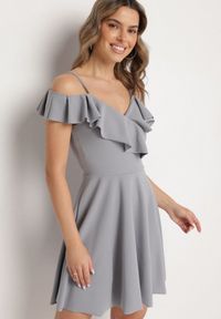 Born2be - Szara Sukienka Rozkloszowana na Ramiączkach z Falbankami Polauri. Okazja: na co dzień. Typ kołnierza: kołnierz z falbankami. Kolor: szary. Długość rękawa: na ramiączkach. Styl: klasyczny, casual, elegancki #1