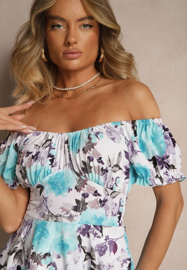 Renee - Jasnoniebieska Kwiatowa Sukienka Hiszpanka z Bawełną Aproa. Okazja: na co dzień. Typ kołnierza: dekolt hiszpanka. Kolor: niebieski. Materiał: bawełna. Wzór: kwiaty. Typ sukienki: proste. Styl: elegancki, casual