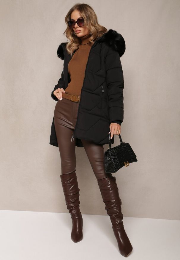 Renee - Czarna Pikowana Kurtka z Kapturem i Ozdobnym Futerkiem Zepiola. Typ kołnierza: kaptur. Kolor: czarny. Materiał: futro