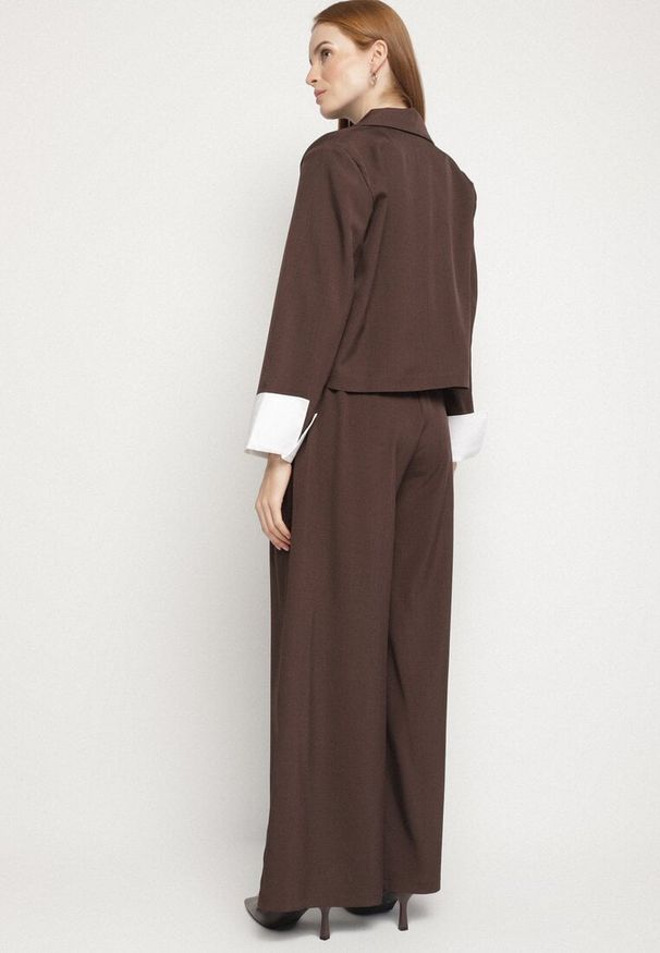 Born2be - Ciemnobrązowy Komplet Garniturowy Marynarka i Spodnie z Kontrastowymi Wstawkami Daviraya. Kolor: brązowy