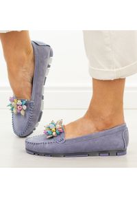 Niebieskie skórzane mokasyny damskie Filippo Dp7809/26. Okazja: na co dzień. Nosek buta: okrągły. Kolor: niebieski. Szerokość cholewki: normalna. Wzór: kolorowy, aplikacja. Materiał: skóra, zamsz. Sezon: wiosna, lato. Obcas: na obcasie. Styl: casual, elegancki #1